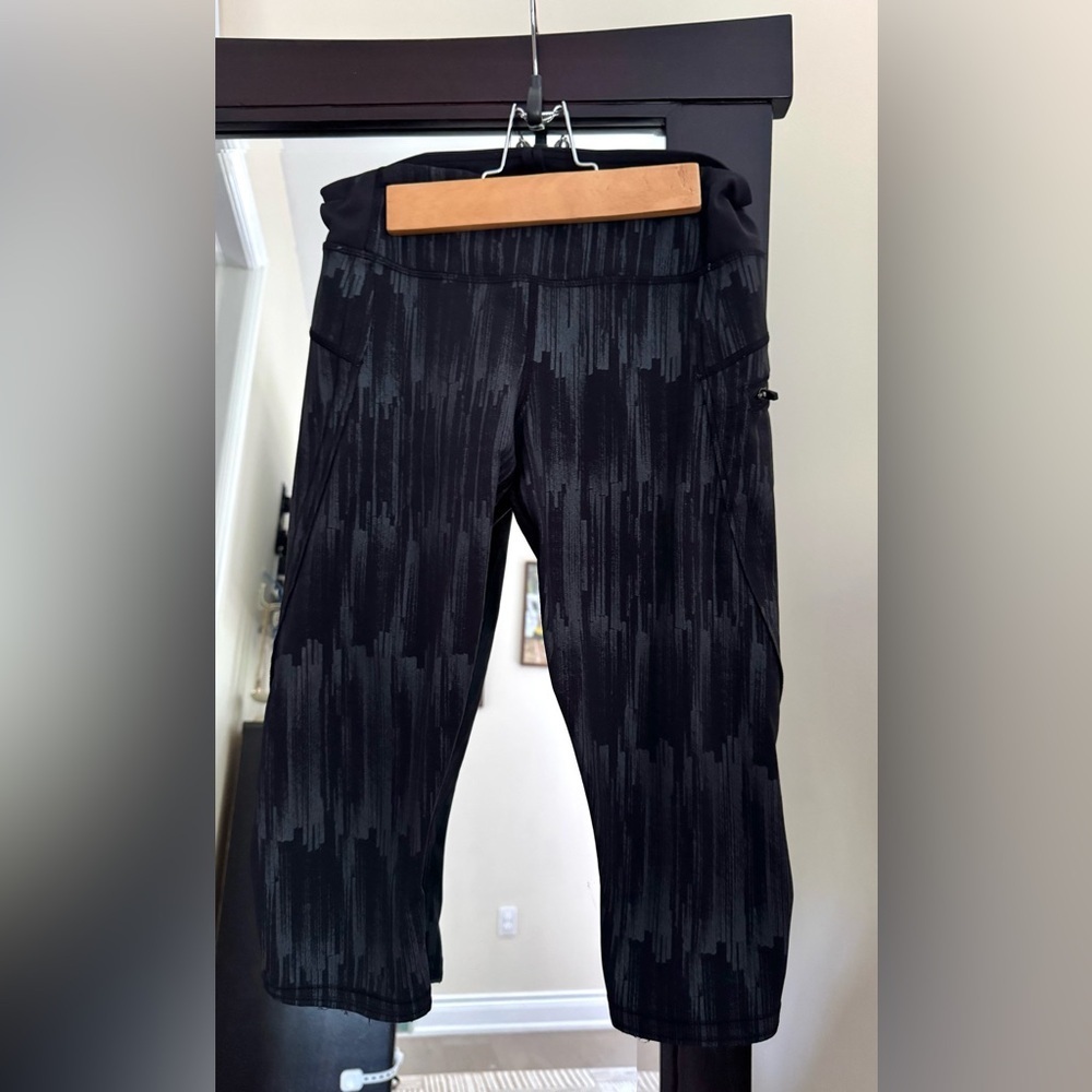 LULULEMON Black and Gray Cropped Leggings, 17” (US 6)